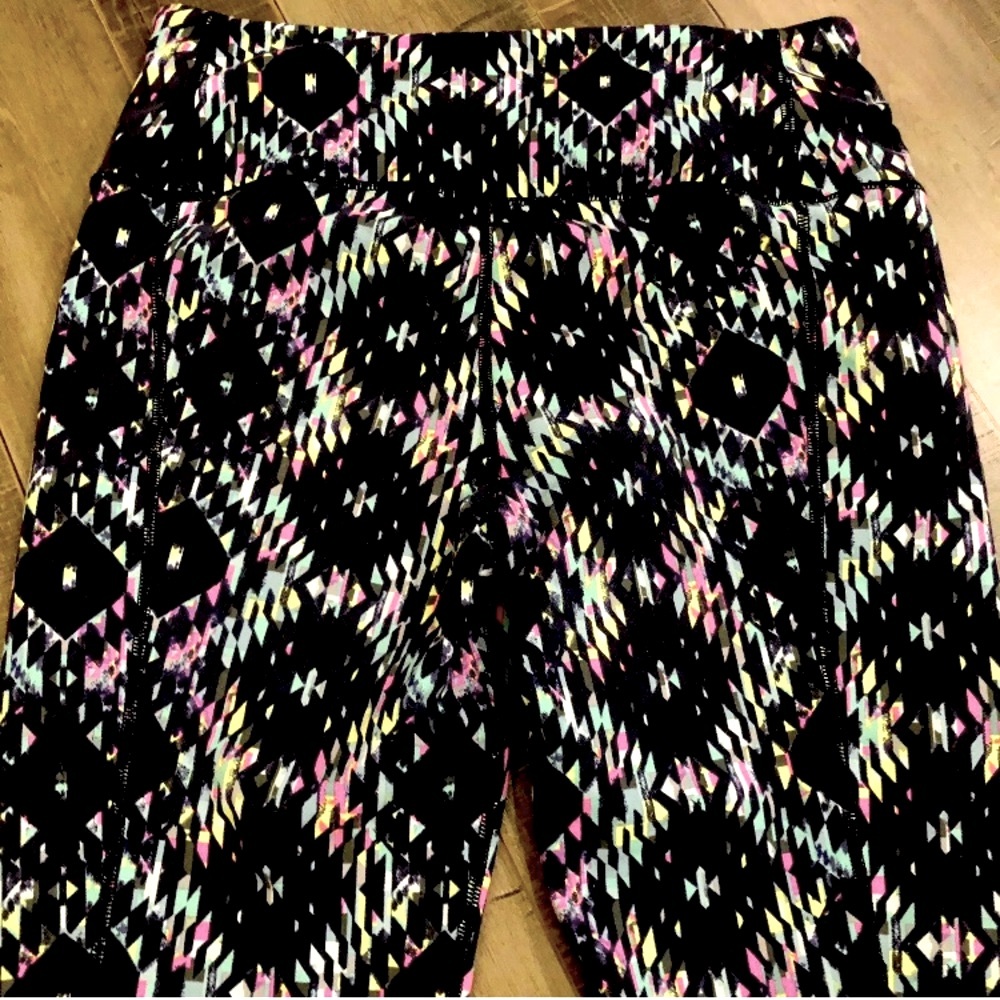 NWOT Victoria’s Secret VSX Knockout Tribal Kaleidoscope Leggings Tights XS - Picture 12 of 15